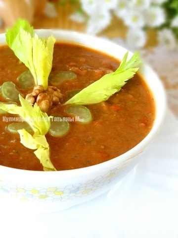 A thick soup with lentils and walnuts