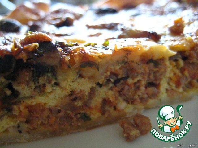 Quiche with minced meat and mushrooms