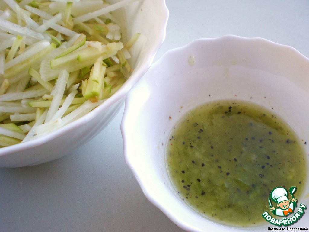 Salad of daikon, apples with a dressing of kiwi