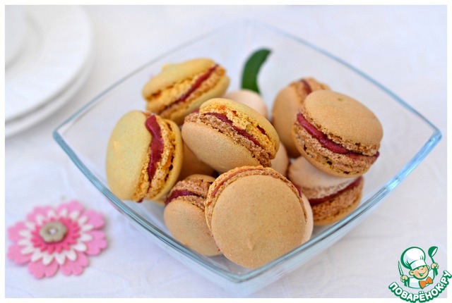 Rice macarons with strawberry cream