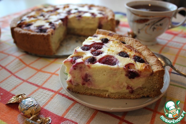 Sand cake with cream cheese and raspberries