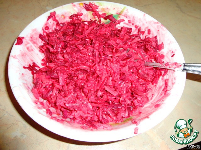 Beet salad with Apple and cheese