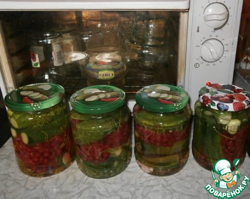 Cucumbers with red currant