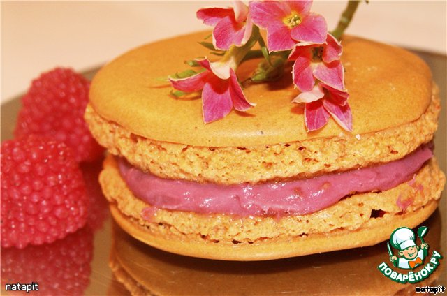 Macaron with raspberry ganache