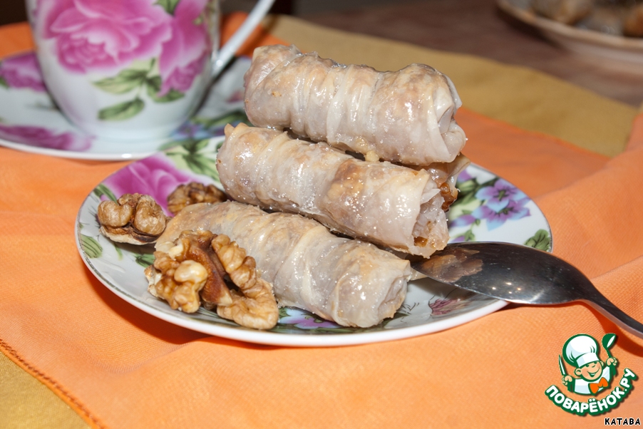 Cookies made from rice paper with nuts