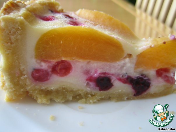 Cake with apricot and currant