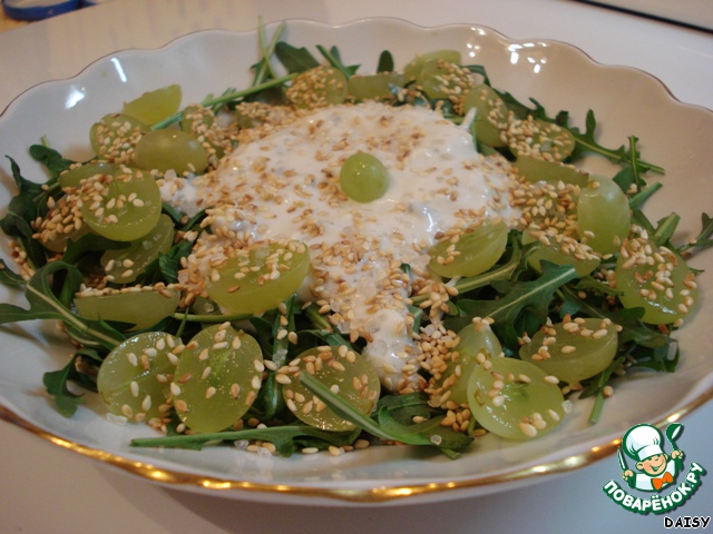 Salad with blue cheese and grapes