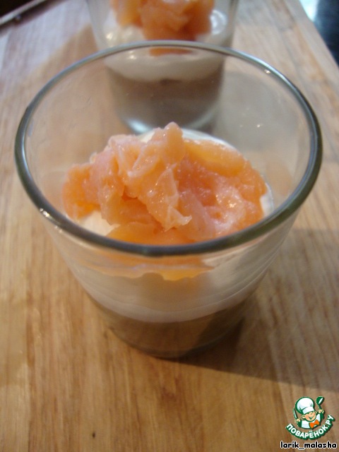 Verrine of lentils and salmon with crispy cheese sticks.