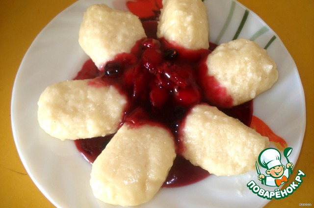 Cottage cheese dumplings with berry sauce