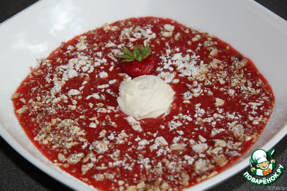 Soup sorbet of strawberries with nuts
