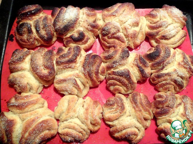 Morning buns with cinnamon filling