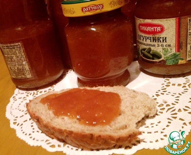 Apricot jam with rosemary