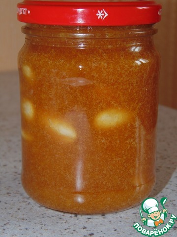 Apricot jam with almonds