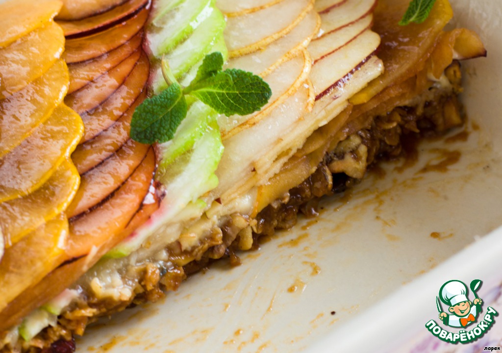 Pie with fresh fruit and cereal