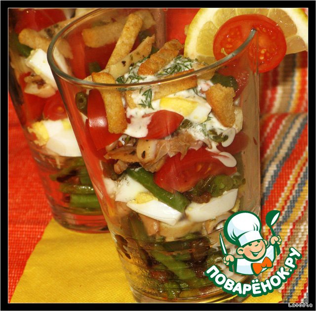Салат из жареного кальмара с овощами