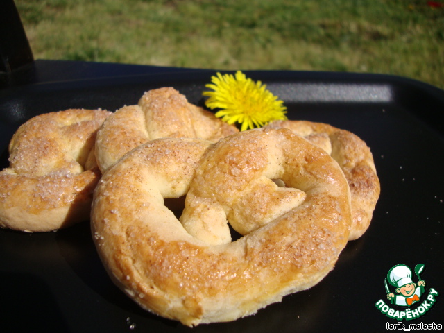 Pretzels with cinnamon sugar