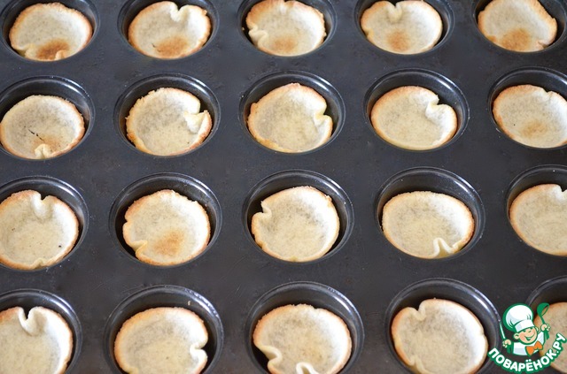 Bread baskets with tomato concasse