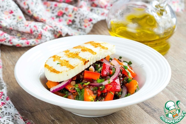 Salad with lentils and grilled cheese