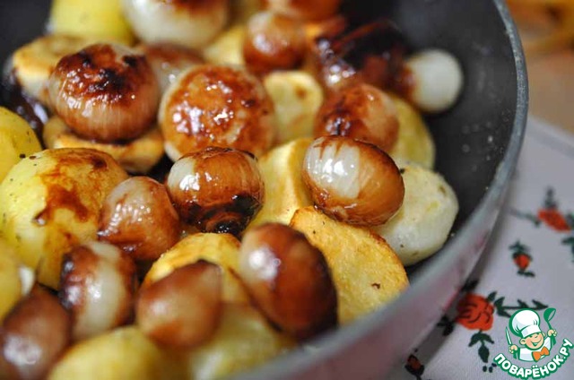 Fried potatoes with caramelized onions