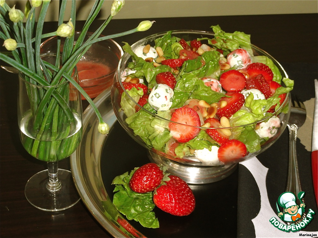 Salad with goat cheese and strawberries