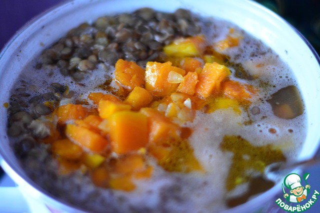 Pumpkin soup with lentils
