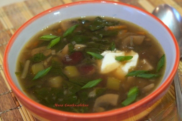 Mushroom soup with red beans and spinach
