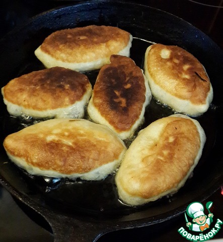 Fried pies with liver and potatoes