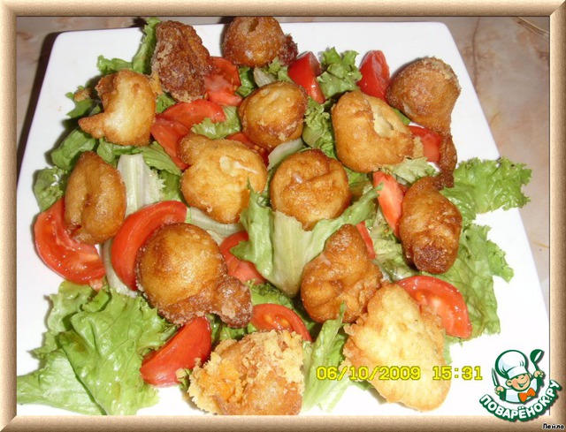 Salad with cheese in the batter and almonds