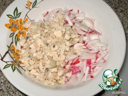 Spicy radish salad with chicken and nuts