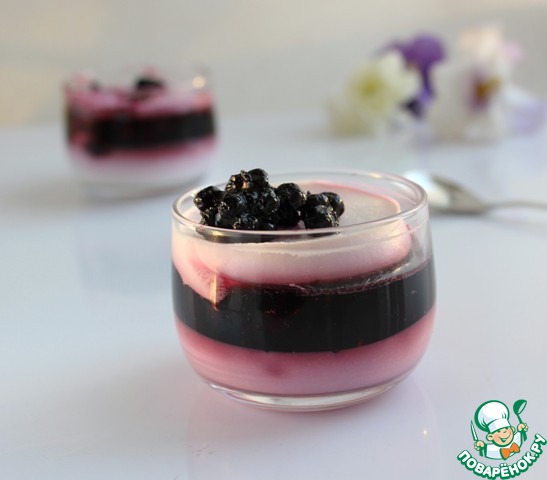 Cottage cheese and blueberry jelly