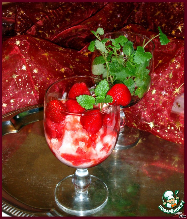 Parfait with strawberries and honey