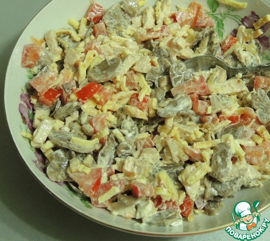 Salad of roasted chicken, mushrooms and tomatoes