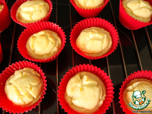 Tarts with cottage cheese cream and fruits