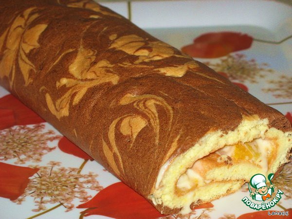 Strudel with peaches in cream cream