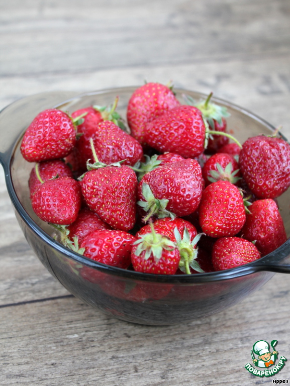 Salad with strawberries and strawberry sauce