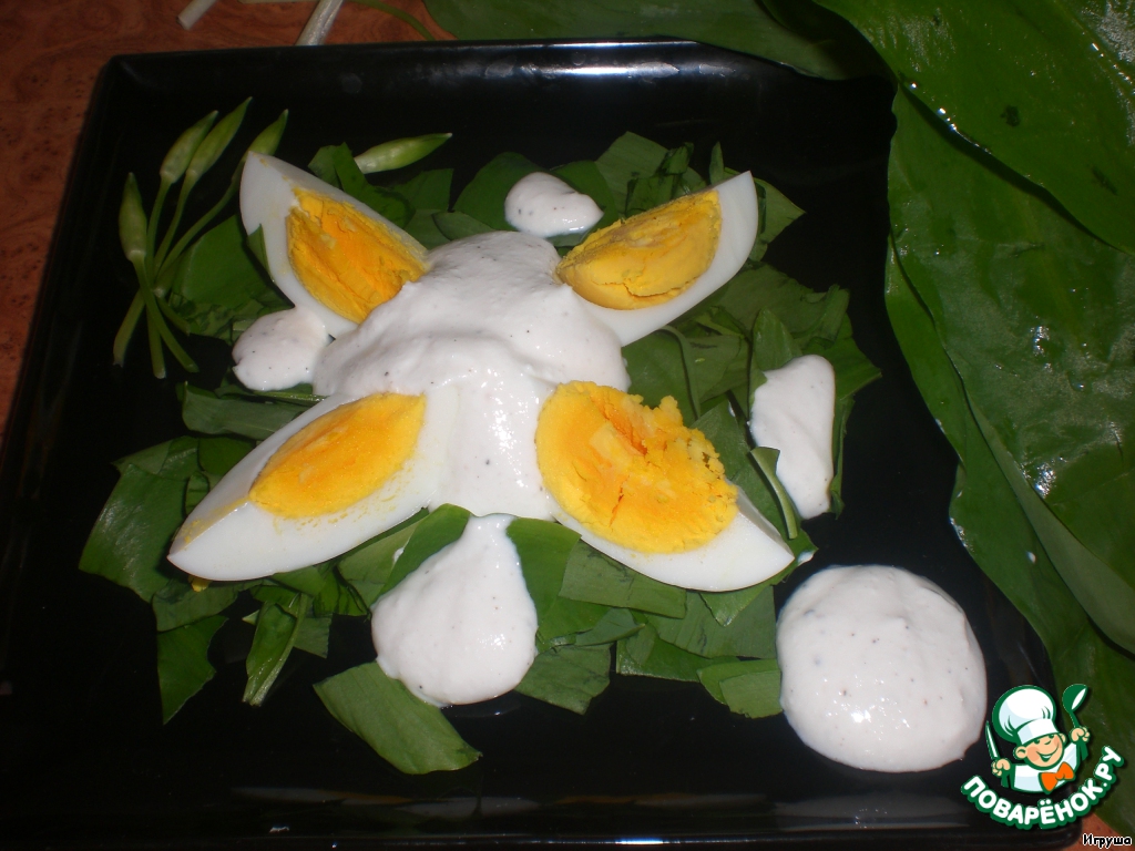 Salad with garlic cottage cheese dressing