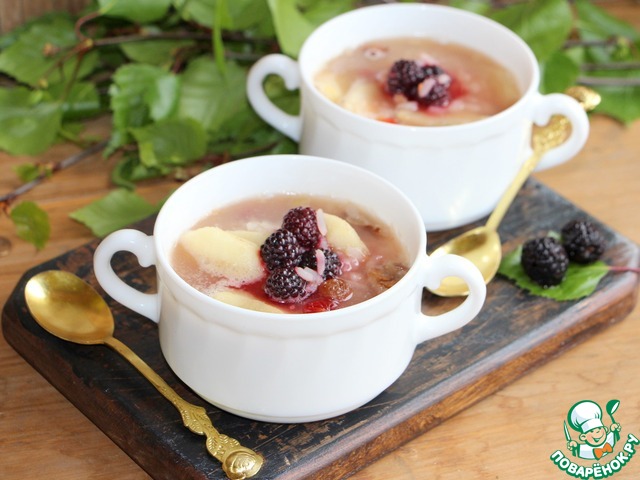 Apple-berry soup with rice