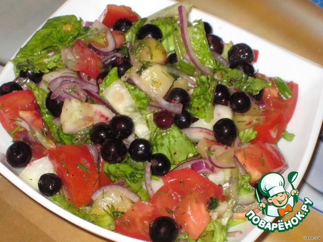 Summer salad with black currant and pineapple