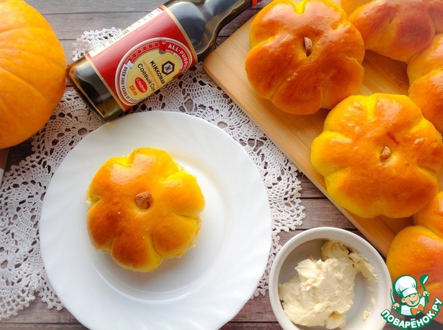 Pumpkin scones with cinnamon butter