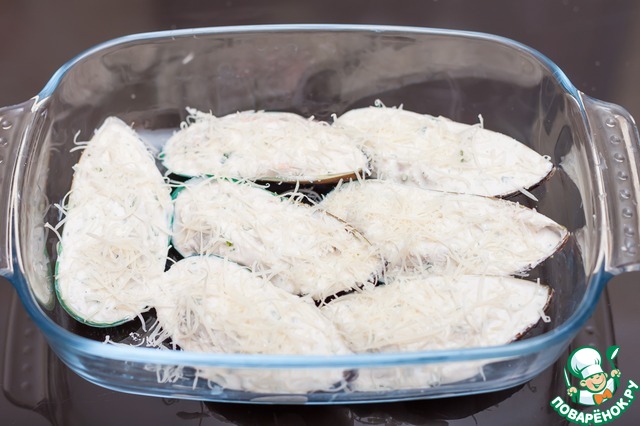 Mussels with cheese and garlic sauce