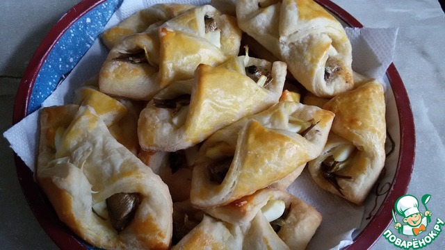 Sprats in envelopes of puff pastry