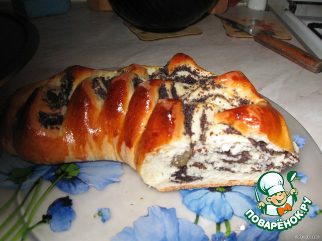 Rolls with poppy seeds and raisins