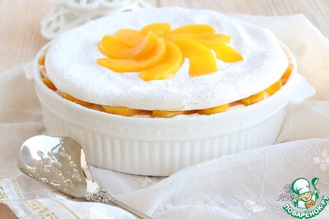 Layered meringue with peaches