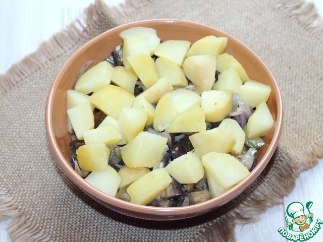 Маринованная баклажанная закуска с картофелем