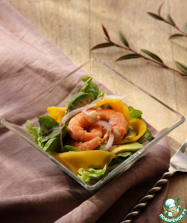 Salad with shrimp, avocado and mango
