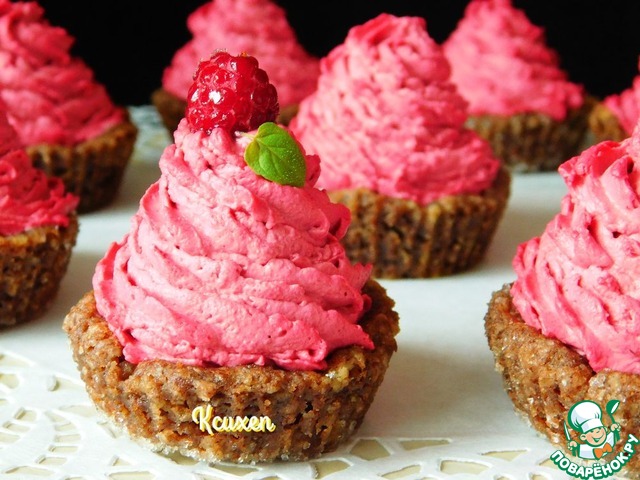 Shortbread tarts with cream hibiscus