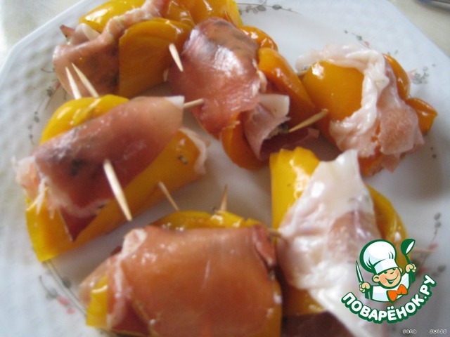 Rolls salad pepper