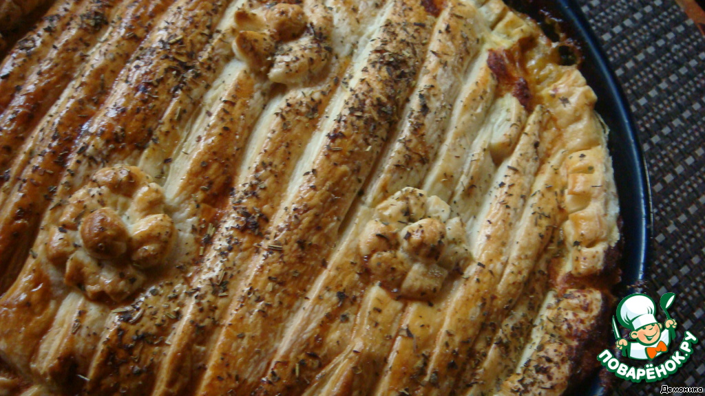 Cake of puff pastry with chicken in a creamy sauce