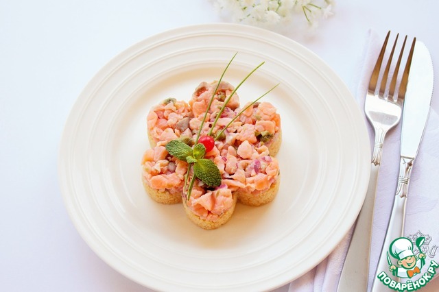 Tartar with salmon and roasted couscous