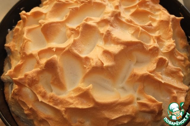 Apple pie with vanilla meringue